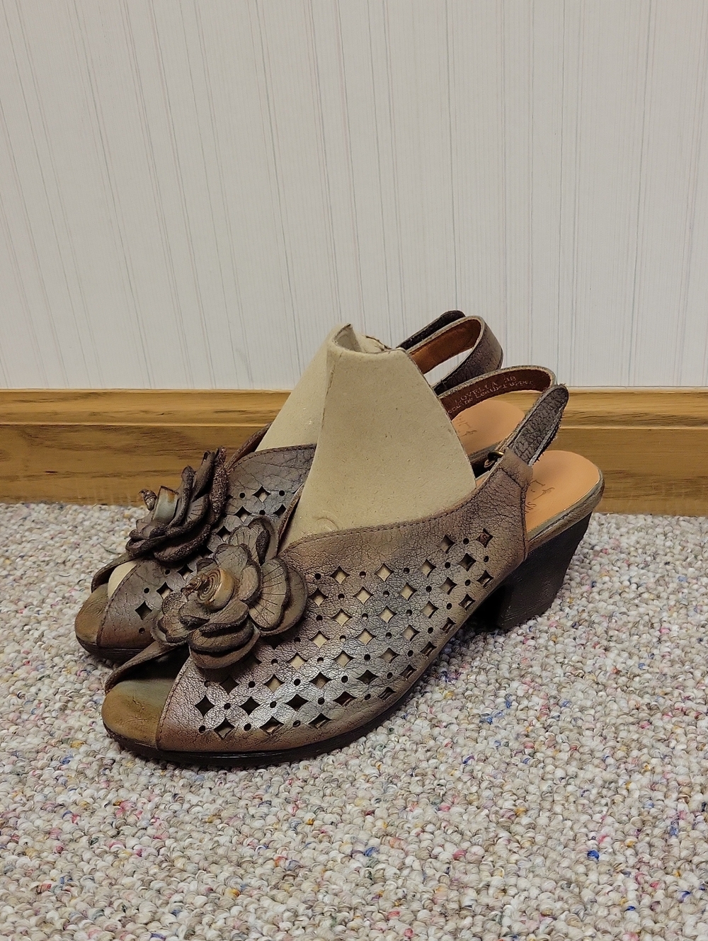 L'ARTISTE Lovella Brown Floral Cutout Slingback Heels Sz 38 (US 7.5-8) Summer